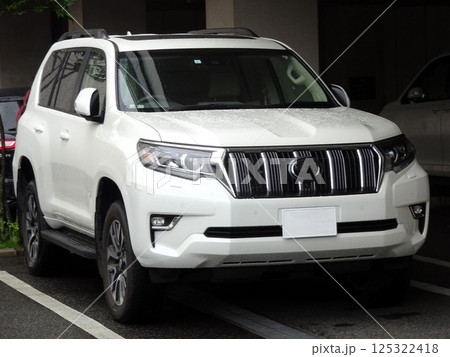 白い車 (トヨタ・ランドクルーザープラド 4代目) 白い車 (トヨタ・ランドクルーザープラド 4代目) 125322418