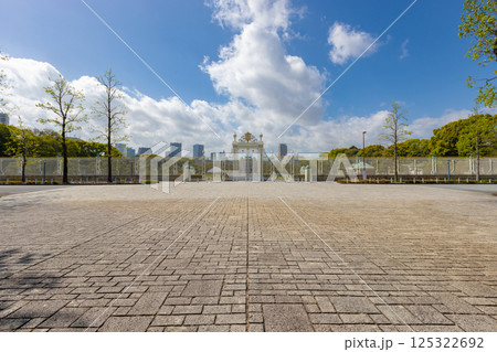 東京都港区にある迎賓館赤坂離宮の正門の風景　若葉東公園からの写真 125322692