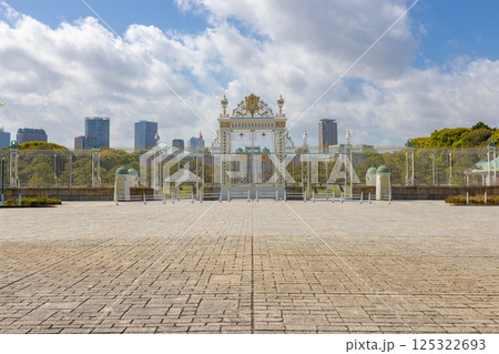 東京都港区にある迎賓館赤坂離宮の正門の風景　若葉東公園からの写真 125322693