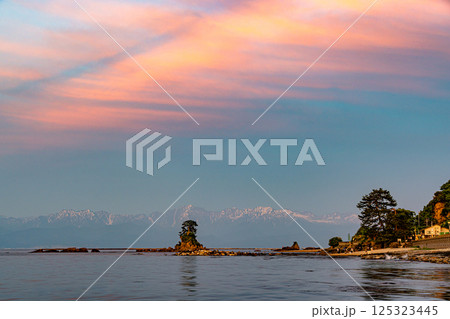 富山県　雨晴海岸から望む立山連峰 125323445