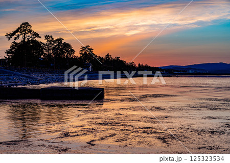 富山県　雨晴海岸の夕景 125323534