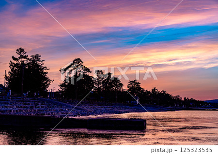 富山県　雨晴海岸の夕景 125323535