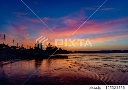 富山県　雨晴海岸の夕景 125323536