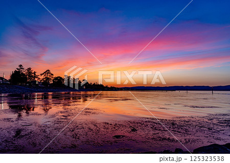 富山県　雨晴海岸の夕景 125323538