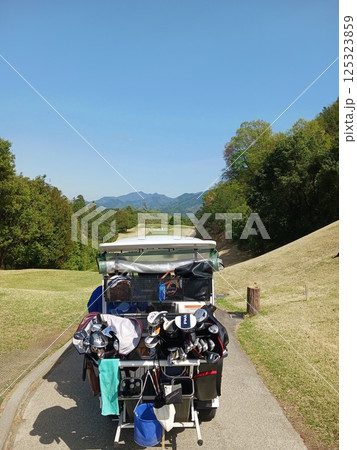 ゴルフ場のカート道と美しい自然の風景｜晴天のラウンド日和 125323859