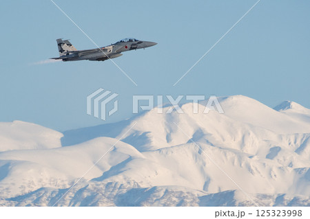 雪山を飛ぶ戦闘機 雪山を飛ぶ戦闘機 125323998