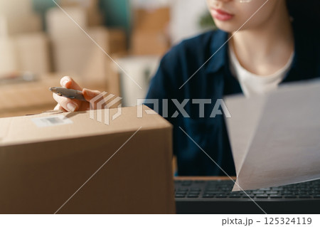 Woman working in a warehouse. 125324119