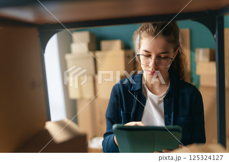 Woman working in a warehouse. 125324127