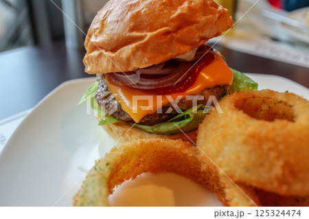 沖縄県宮古島にあるアメリカンスタイルのDoug's Burger(ダグズバーガー) 125324474