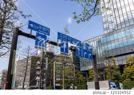新宿四谷の交差点近くの道路標識 125324552