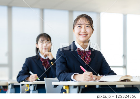 授業を受ける女子高生 撮影協力:学校法人電波学園 東京電子専門学校 授業を受ける女子高生 撮影協力:学校法人電波学園 東京電子専門学校 125324556