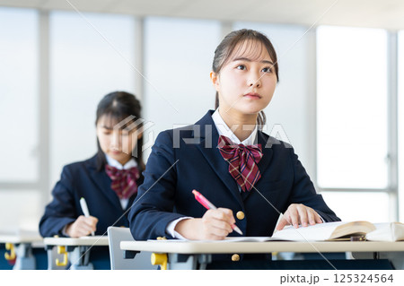 授業を受ける女子高生　撮影協力：学校法人電波学園　東京電子専門学校 125324564