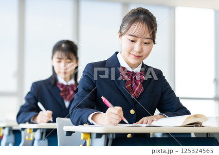 授業を受ける女子高生　撮影協力：学校法人電波学園　東京電子専門学校 125324565