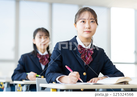 授業を受ける女子高生 撮影協力:学校法人電波学園 東京電子専門学校 授業を受ける女子高生 撮影協力:学校法人電波学園 東京電子専門学校 125324566