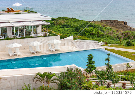 南国宮古島の外資系リゾートホテル イラフSUIラグジュアリーコレクション　プール越しの海 125324579