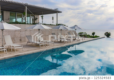 南国宮古島の外資系リゾートホテル イラフSUIラグジュアリーコレクション　プール越しの海 125324583