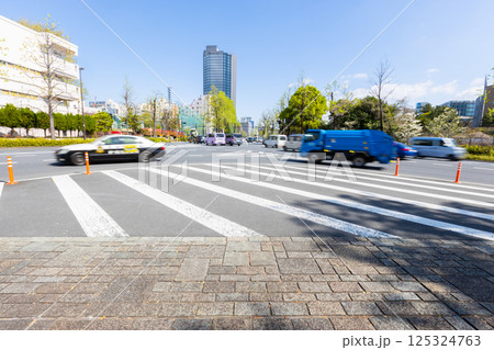東京都港区の四谷中学校前交差点の風景　警察車両が映っている 125324763