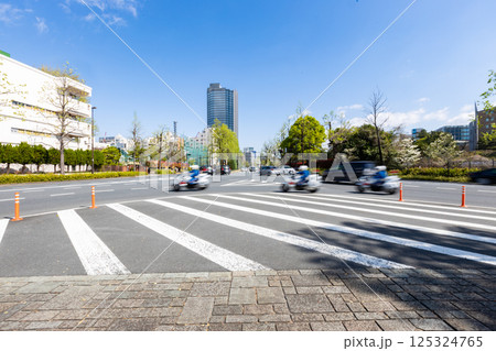東京都港区の四谷中学校前交差点の風景　警察車両が映っている 125324765