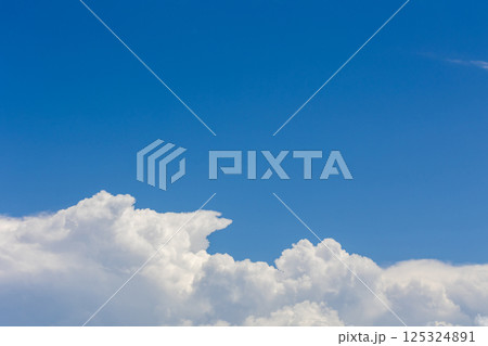 夏の青空と白い雲 夏の青空と白い雲 125324891