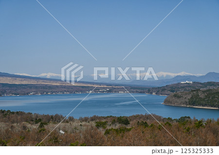 山梨県パノラマ台からの山中湖と富士山 125325333