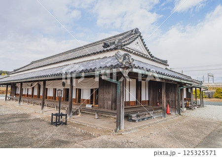 湖西市の国指定特別史跡の新居関所の風景(静岡県) 125325571