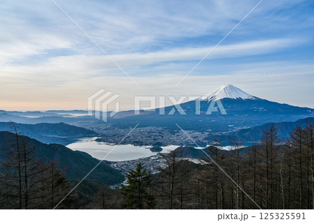 山梨県河口湖と富士山 125325591