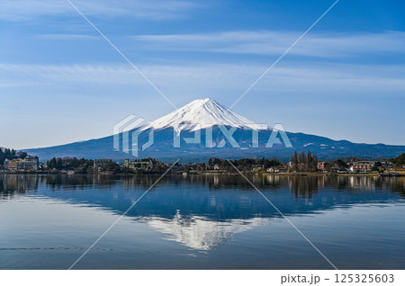 山梨県河口湖と富士山 125325603