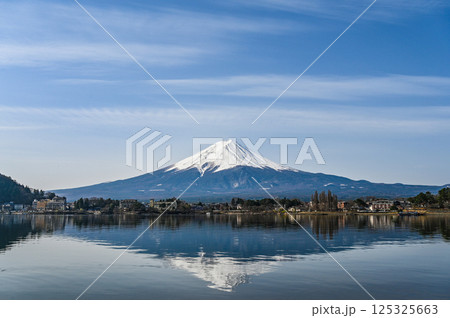 山梨県河口湖と富士山 125325663
