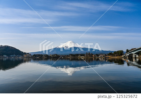 山梨県河口湖と富士山 125325672