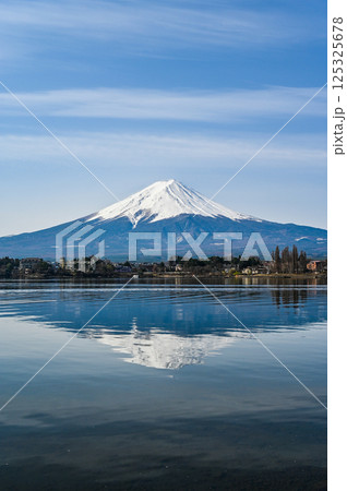 山梨県河口湖と富士山 125325678