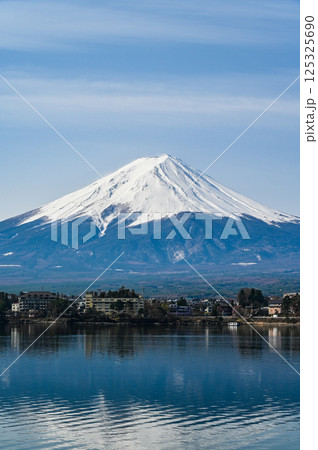 山梨県河口湖と富士山 125325690