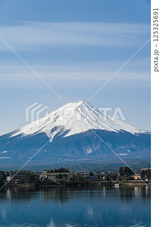 山梨県河口湖と富士山 125325691