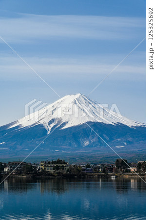山梨県河口湖と富士山 125325692