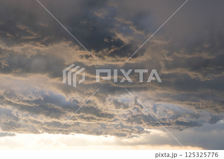 多めの雲に夕暮れの光が反射する空 多めの雲に夕暮れの光が反射する空 125325776