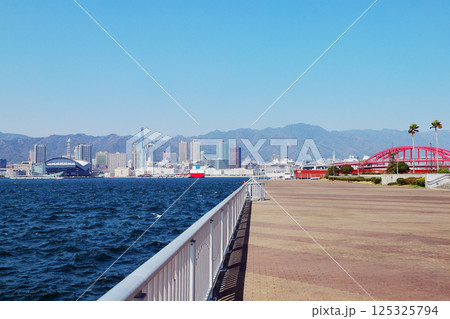 ポートアイランドと神戸の街並み 125325794