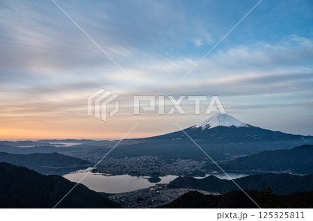 山梨県新道峠からの富士山 山梨県新道峠からの富士山 125325811