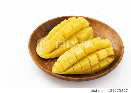 木皿に乗せたタイ産マンゴー 125325897