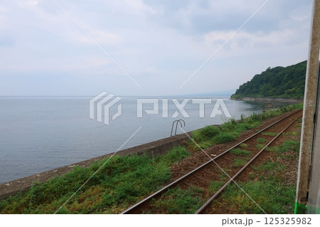 JR北海道、函館本線の森駅から八雲駅までの普通列車車窓風景(2023年夏曇り空) JR北海道、函館本線の森駅から八雲駅までの普通列車車窓風景(2023年夏曇り空) 125325982