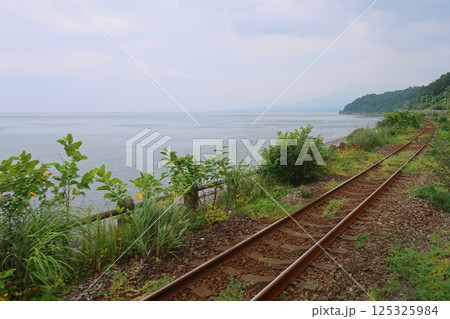JR北海道、函館本線の森駅から八雲駅までの普通列車車窓風景(2023年夏曇り空) JR北海道、函館本線の森駅から八雲駅までの普通列車車窓風景(2023年夏曇り空) 125325984