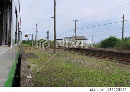 JR北海道、函館本線の森駅から八雲駅までの普通列車車窓風景(2023年夏曇り空) 125325985