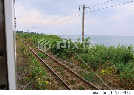 JR北海道、函館本線の森駅から八雲駅までの普通列車車窓風景(2023年夏曇り空) JR北海道、函館本線の森駅から八雲駅までの普通列車車窓風景(2023年夏曇り空) 125325987