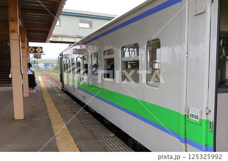JR北海道、函館本線の森駅から八雲駅までの普通列車車窓風景(2023年夏曇り空) 125325992