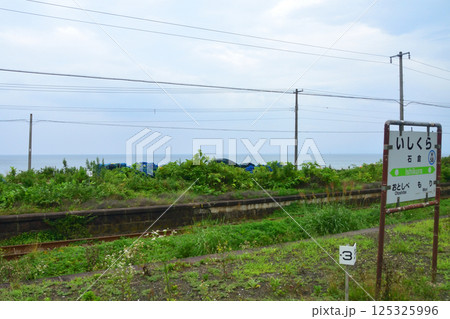 JR北海道、函館本線の森駅から八雲駅までの普通列車車窓風景(2023年夏曇り空) 125325996