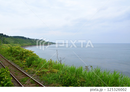 JR北海道、函館本線の森駅から八雲駅までの普通列車車窓風景(2023年夏曇り空) 125326002