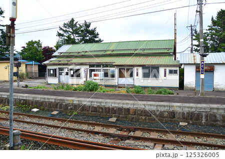 JR北海道、函館本線の森駅から八雲駅までの普通列車車窓風景(2023年夏曇り空) 125326005