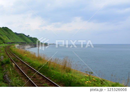 JR北海道、函館本線の森駅から八雲駅までの普通列車車窓風景(2023年夏曇り空) 125326008