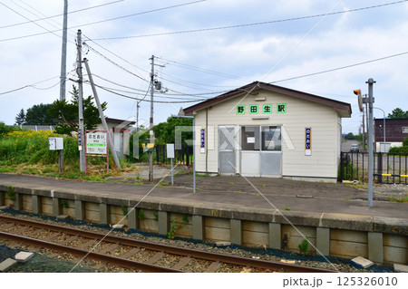JR北海道、函館本線の森駅から八雲駅までの普通列車車窓風景(2023年夏曇り空) 125326010