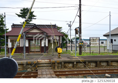 JR北海道、函館本線の森駅から八雲駅までの普通列車車窓風景(2023年夏曇り空) JR北海道、函館本線の森駅から八雲駅までの普通列車車窓風景(2023年夏曇り空) 125326018