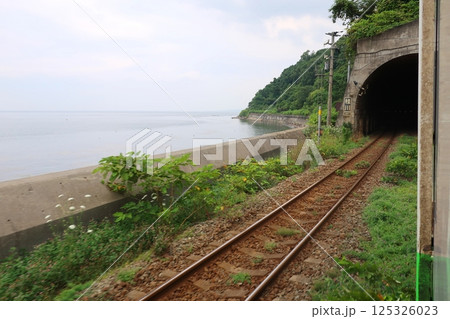 JR北海道、函館本線の森駅から八雲駅までの普通列車車窓風景(2023年夏曇り空) JR北海道、函館本線の森駅から八雲駅までの普通列車車窓風景(2023年夏曇り空) 125326023
