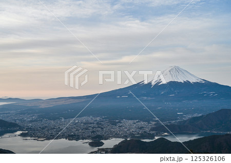 山梨県新道峠からの富士山と河口湖 125326106